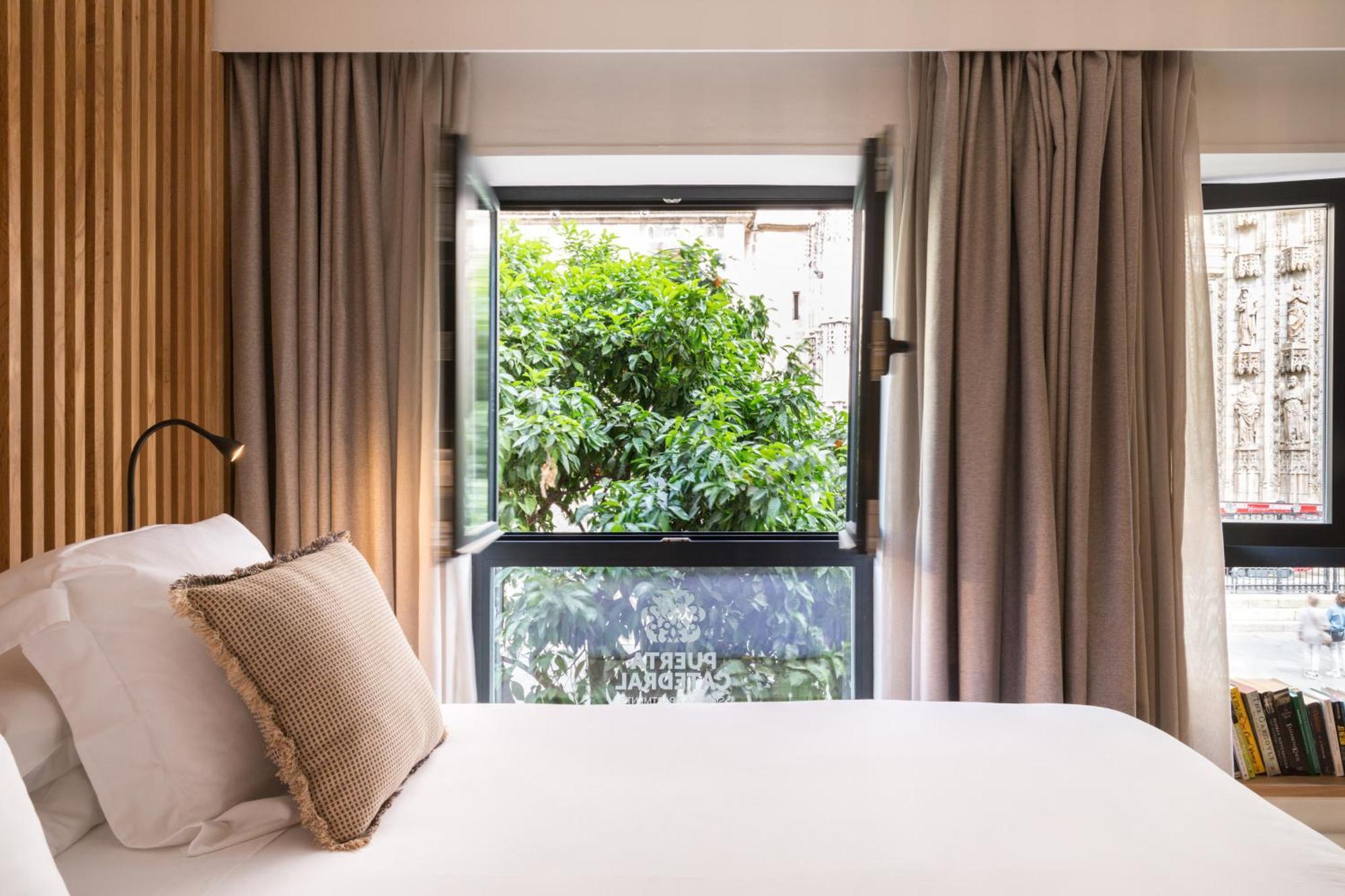 Puerta Catedral Suites Seville Room photo