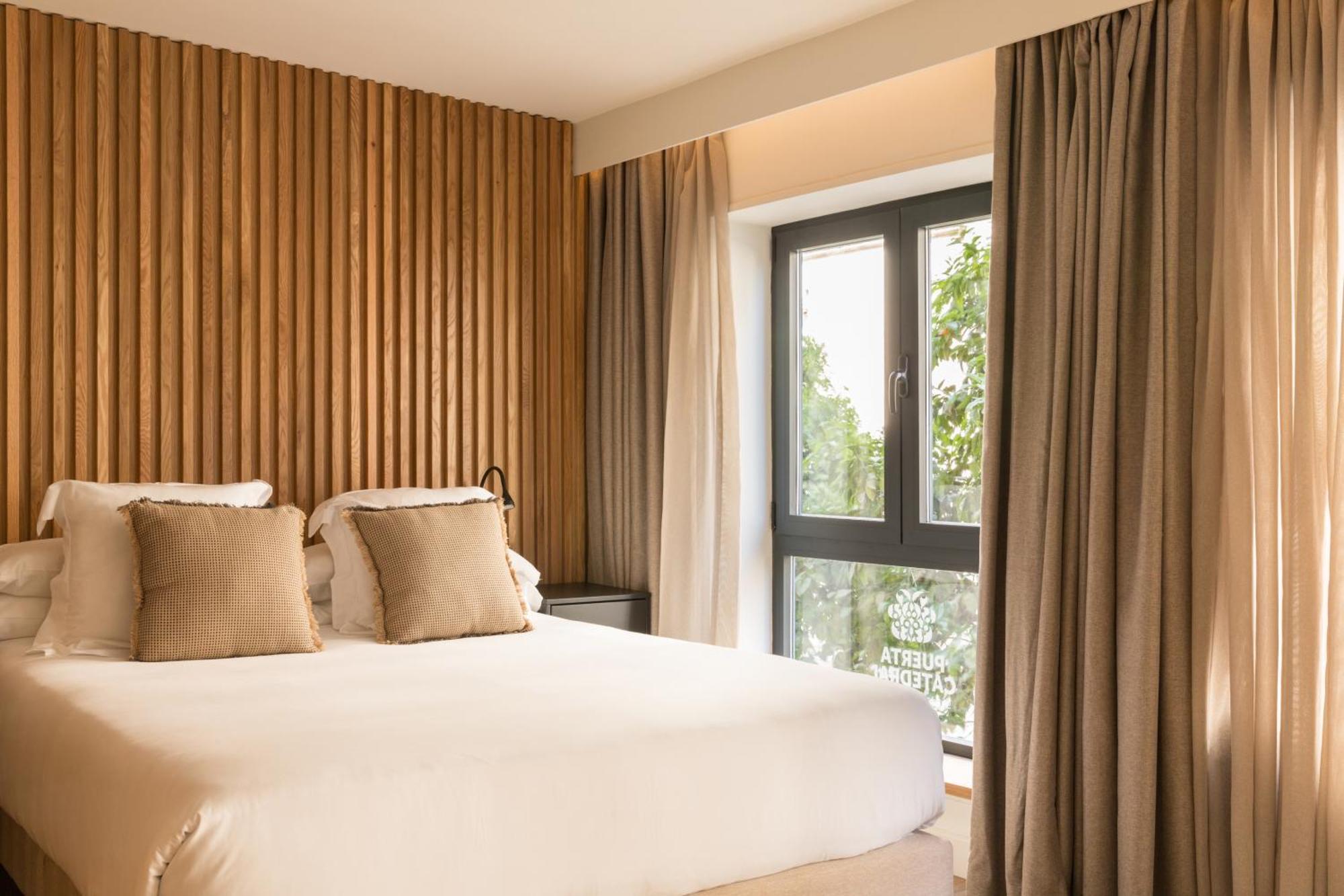 Puerta Catedral Suites Seville Room photo