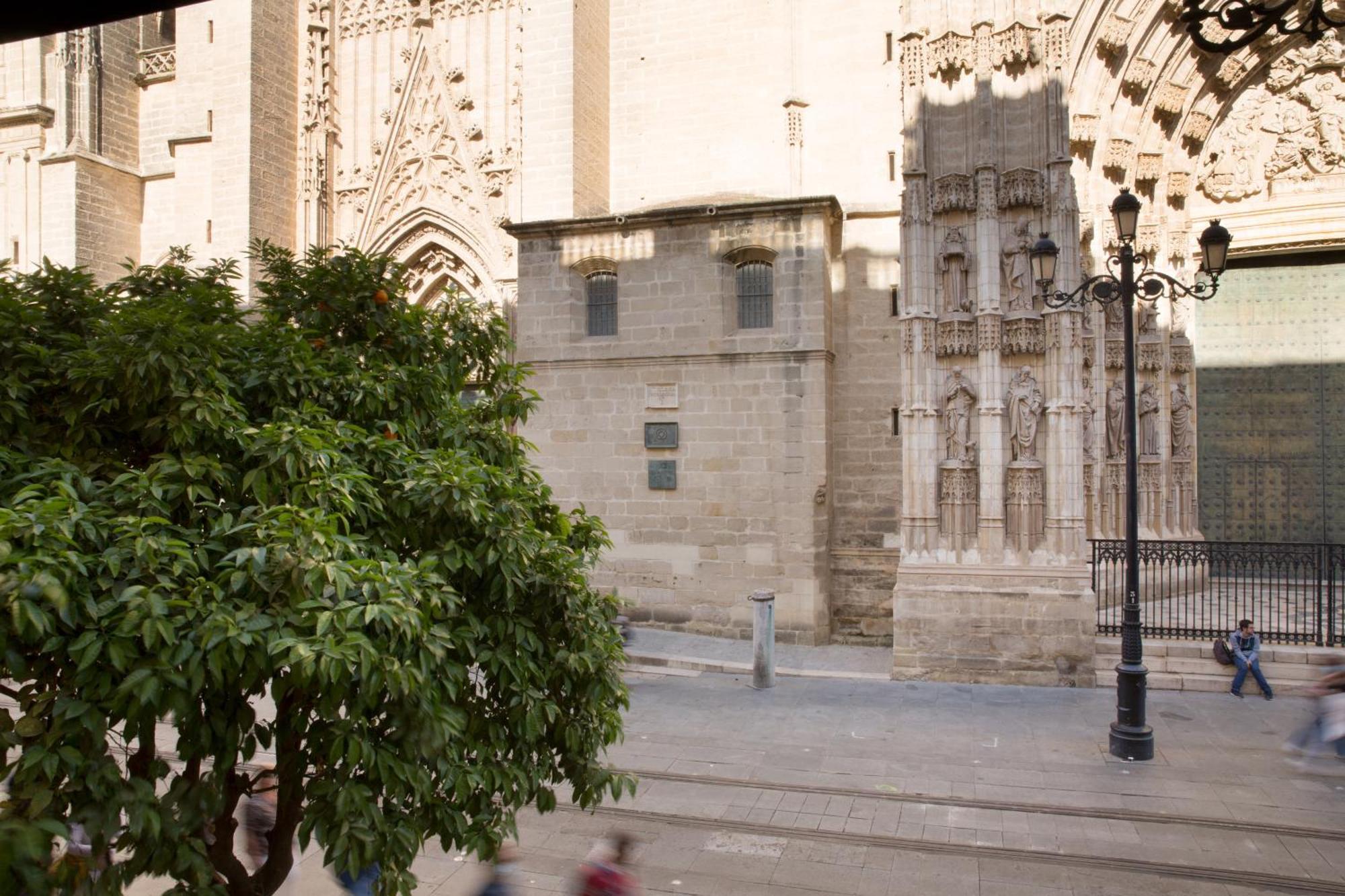Puerta Catedral Suites Seville Room photo