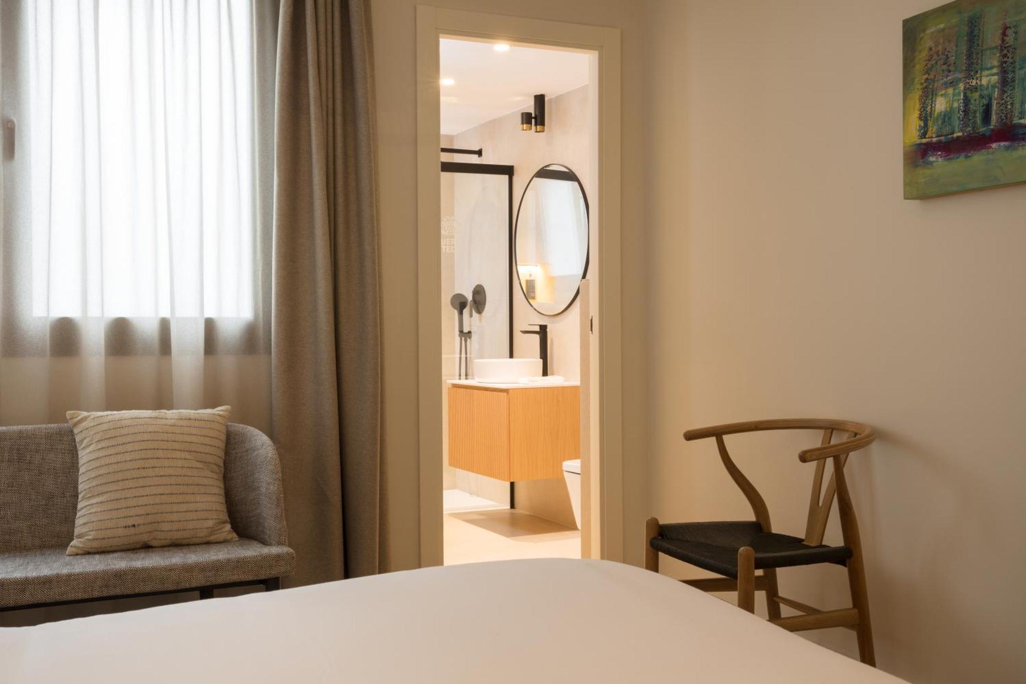 Puerta Catedral Suites Seville Room photo