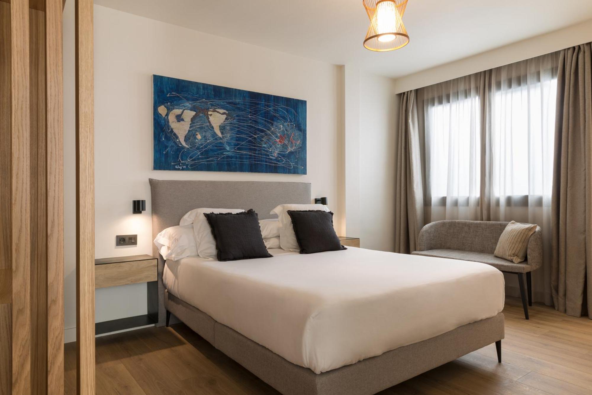 Puerta Catedral Suites Seville Room photo